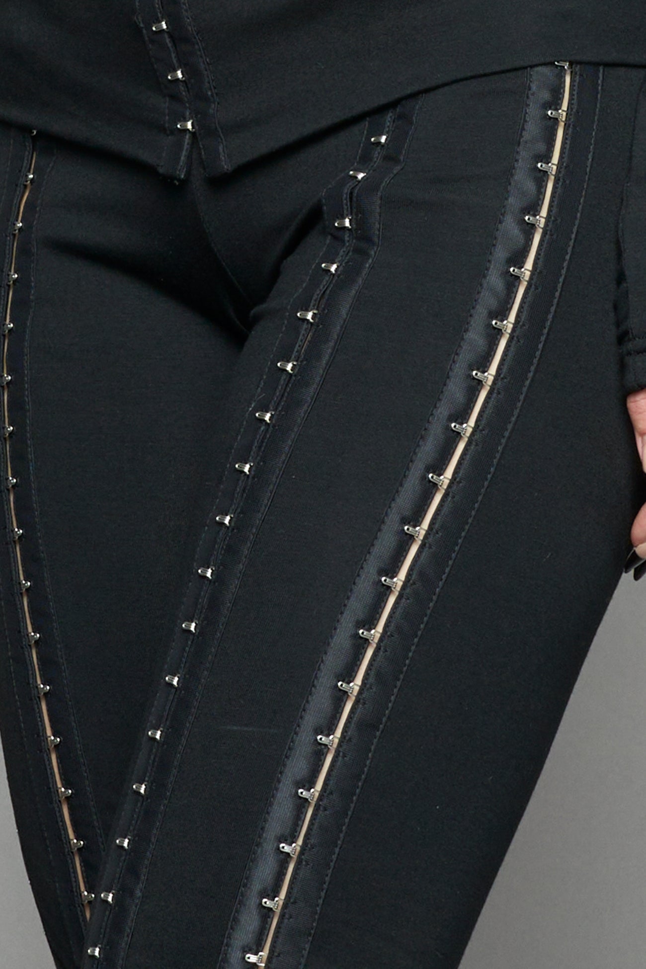 openable hook tape running along the legs