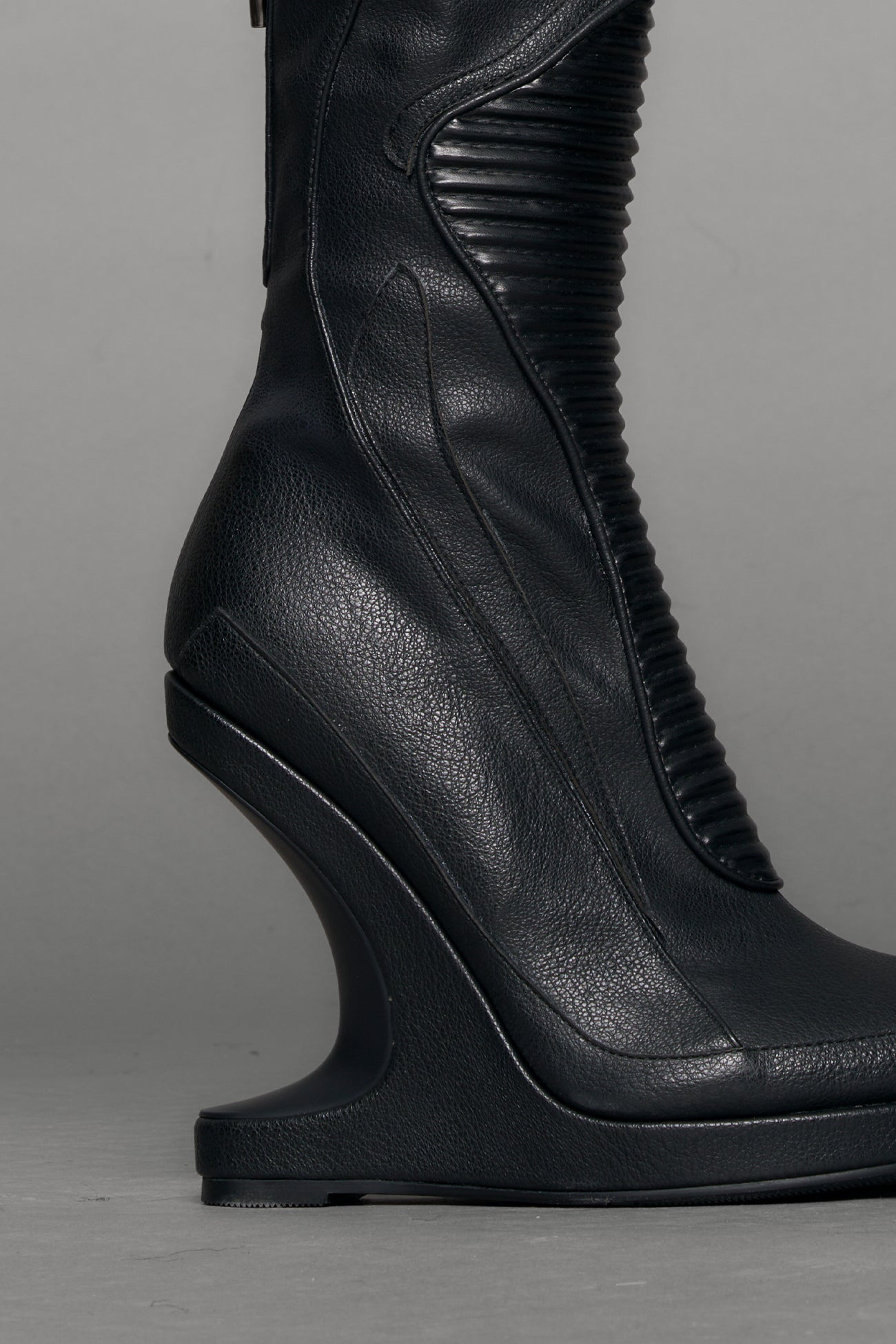 curved platform wedge with evelated arch support